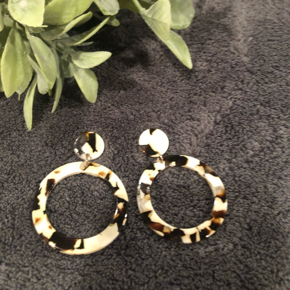Jewelry - Gorgeous tortoise shell acrylic hoops earrings
